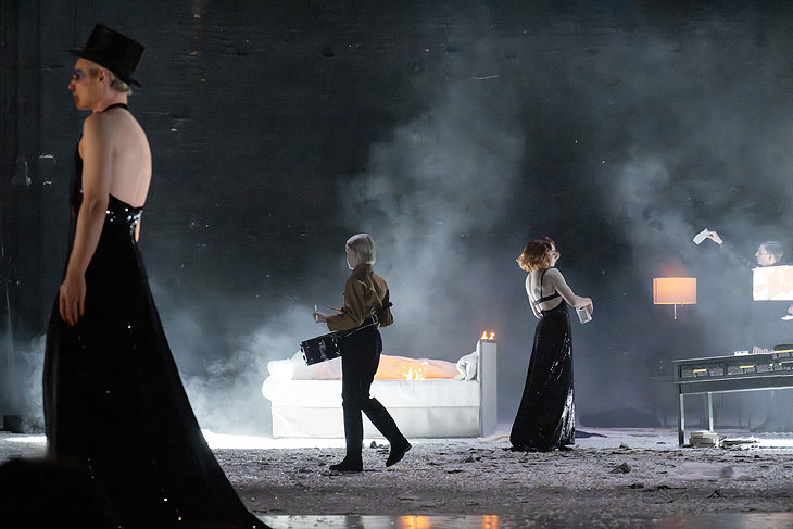 Cabaret im Resi: Vincent Glander, Vassilissa Reznikoff, Vincent zur Linden sowie Statisterie (&copy;Foto: Monika Rittershaus) 